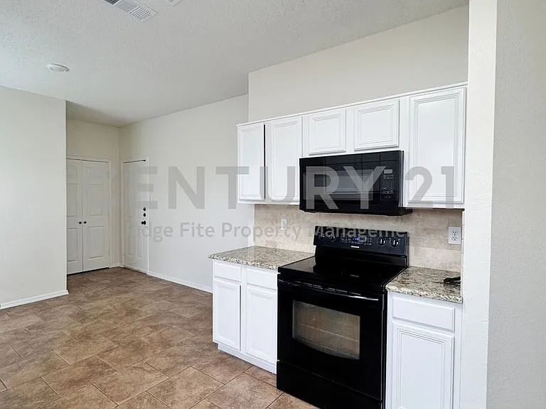 835 Rockett Ln — Photo 7