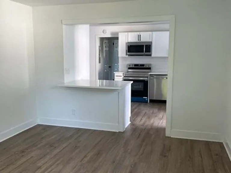 207 Rosebank Ave #B — Photo 2