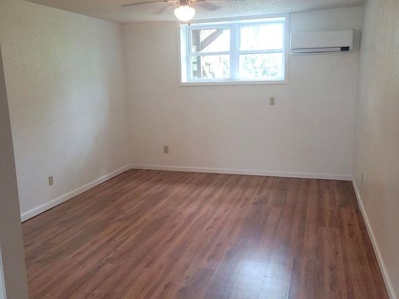 4th image of 904 Julia Ave