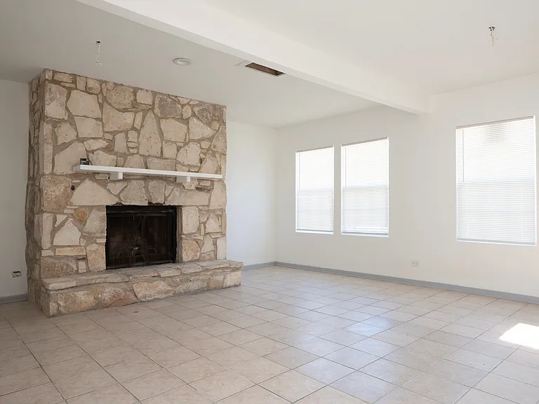 618 Weizmann St — Photo 2