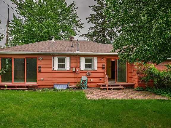 2nd image of 107 W Arikara Ave