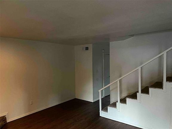 2nd image of 915 Acacia Cir #915