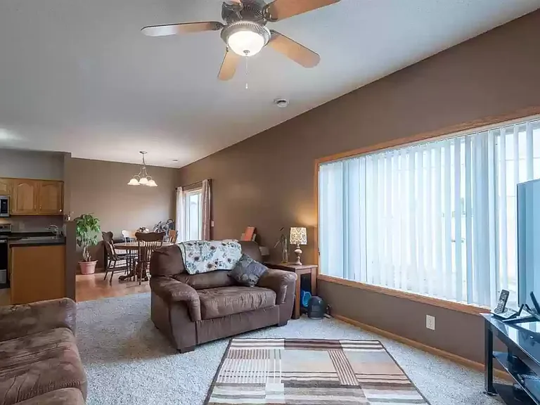 2109 Linden Trl — Photo 3