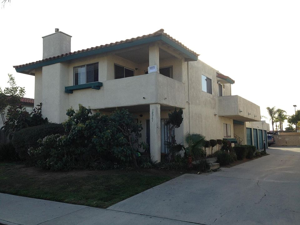 4-Plex upstairs unit in front