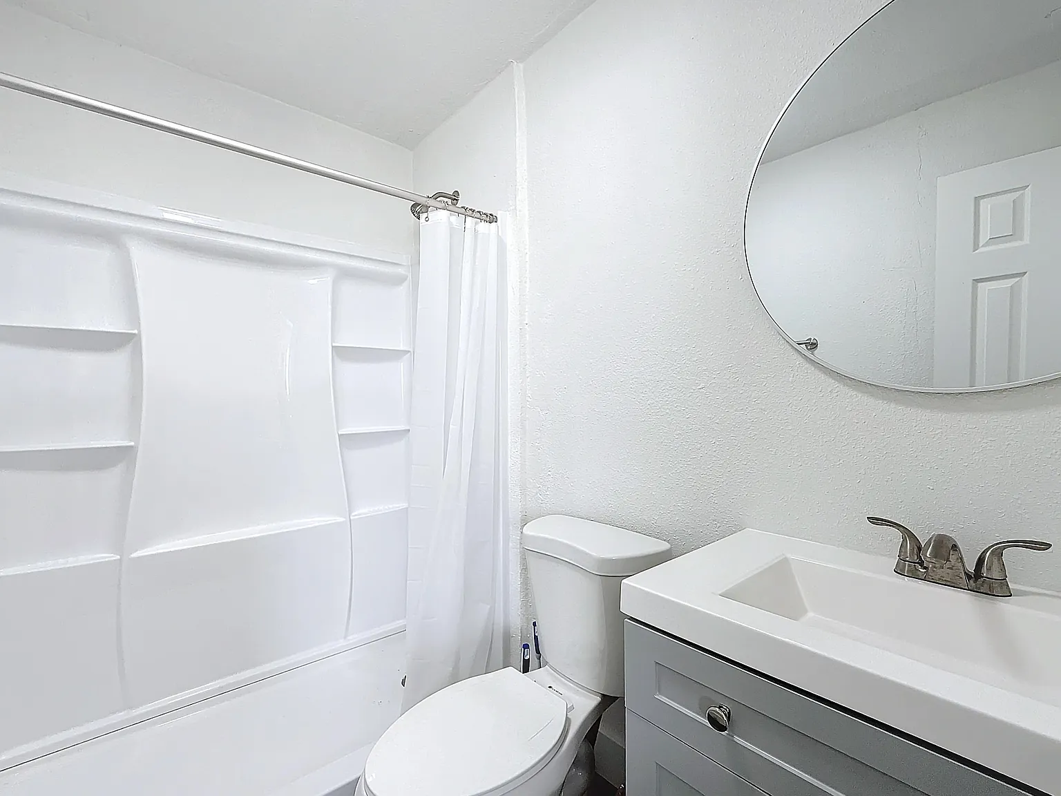 4 bed, 1.0 bath, 800 sqft, $1,196 — Photo 2