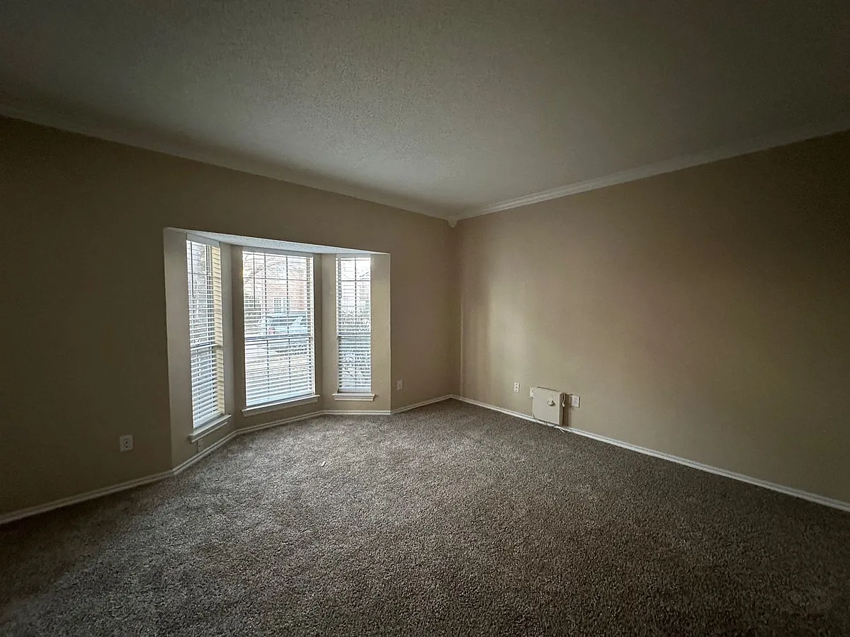 Building Photo - 706 Willow Oak St