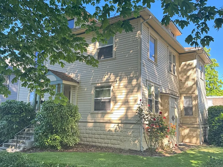 205 NW 11th St — Photo 3