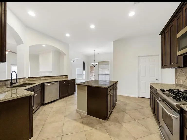 706 Silver Creek Cir — Photo 4