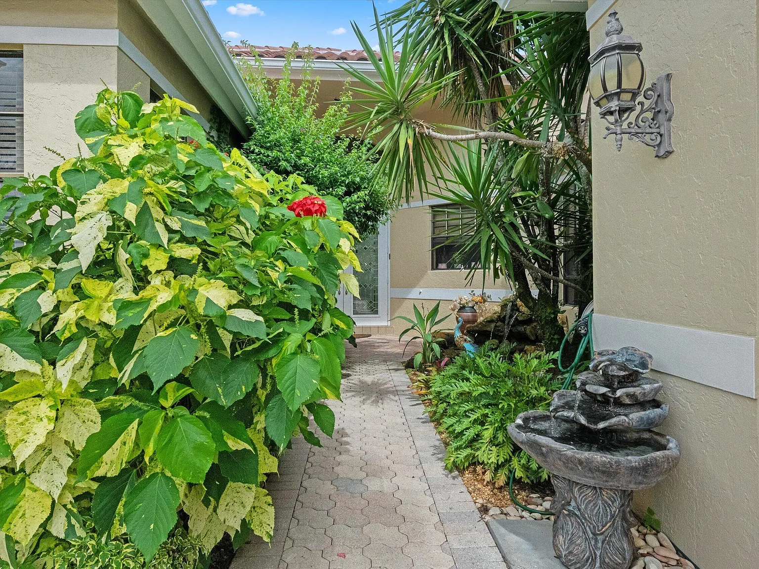 3 bed, 2.5 bath, 2400 sqft, $13,750 — Photo 2