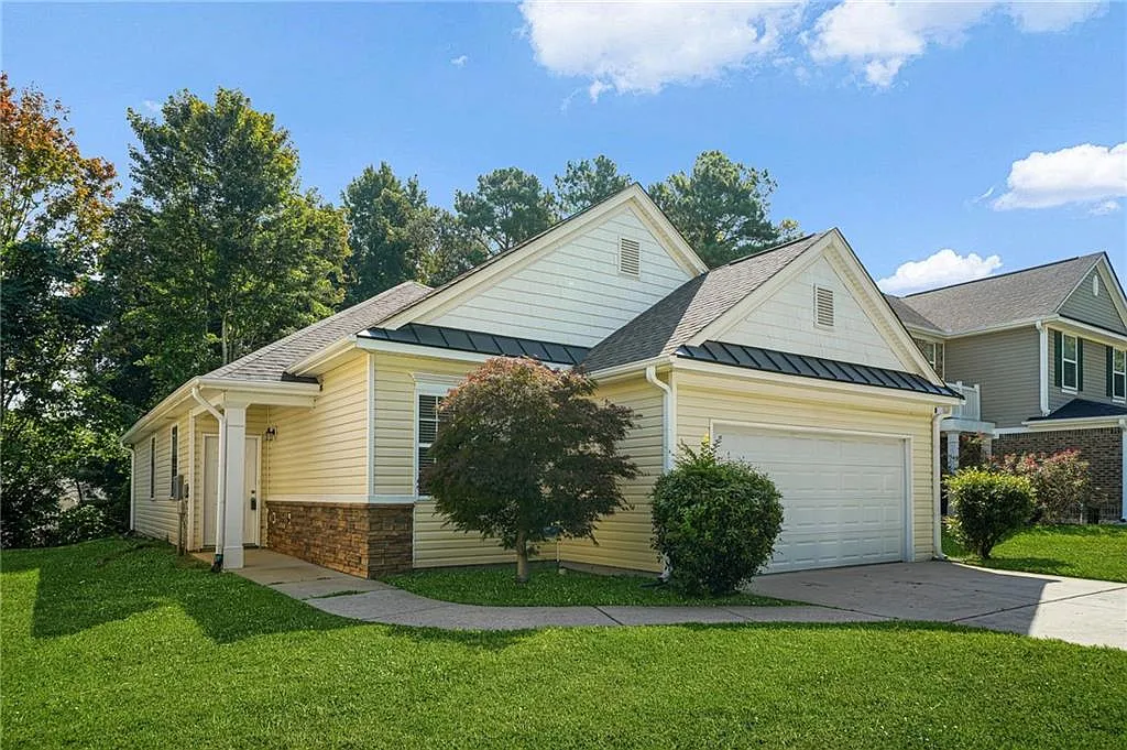 3 bed, 2.0 bath, 1935 sqft, $2,050 — Photo 1