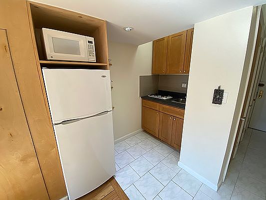 5th image of 315 W 14th St APT 4B