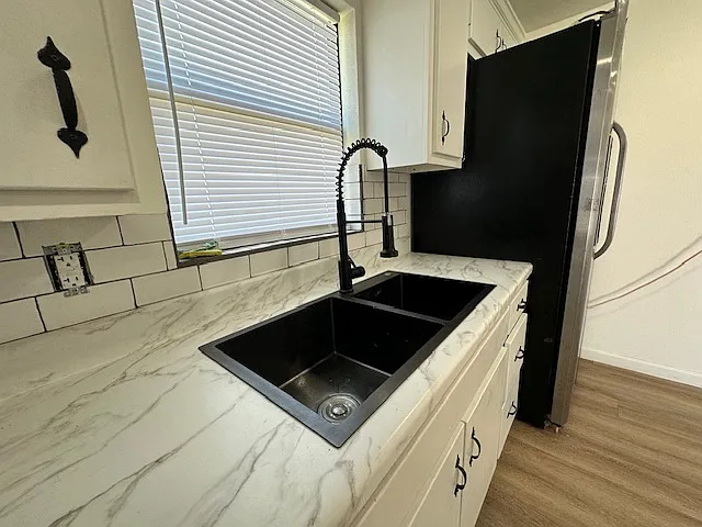 2908 W 10th St — Photo 2