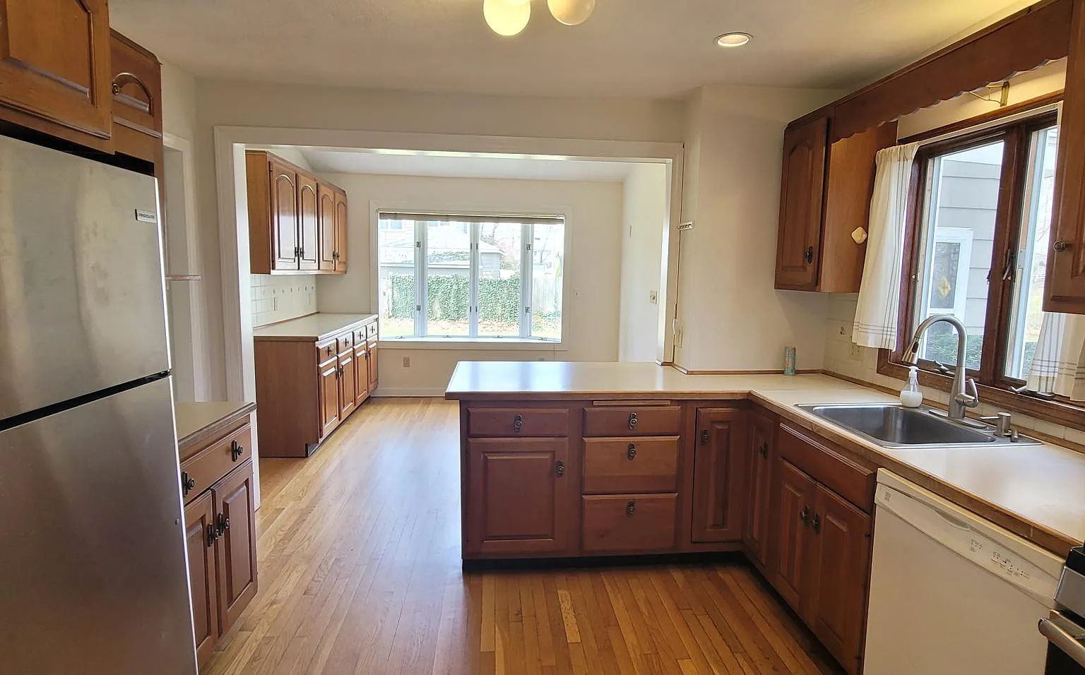 3 bed, 1800 sqft, $4,200 — Photo 2