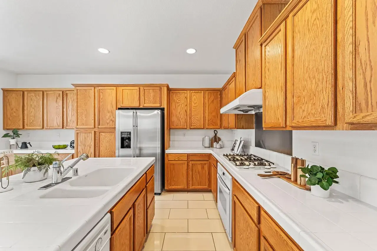 4 bed, $3,200 — Photo 1