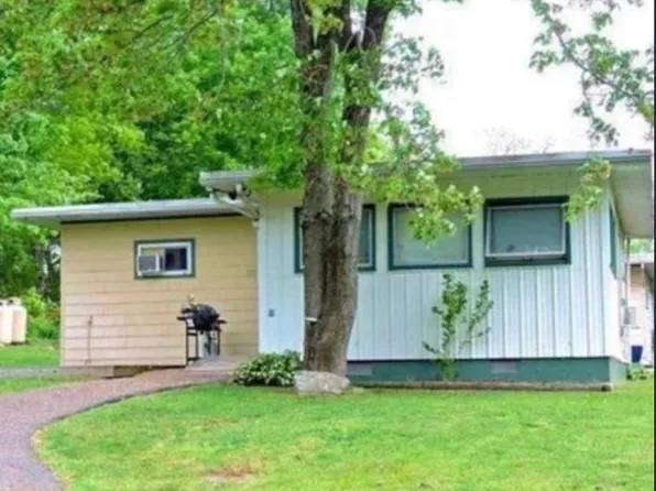 108 Smiley Ln, Henryville, PA 18332