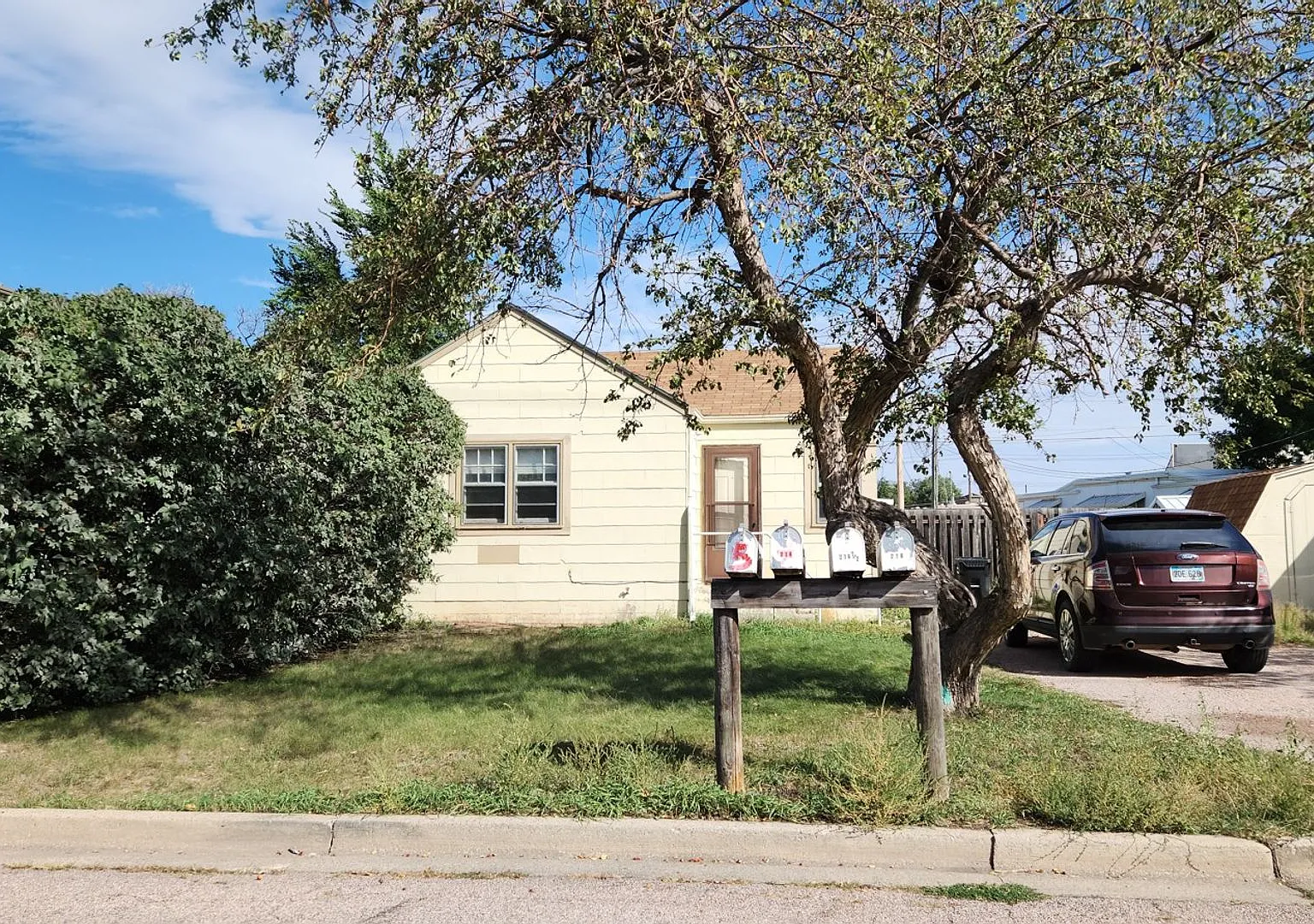 Centrally Located One Bedroom House For Rent — Photo 1