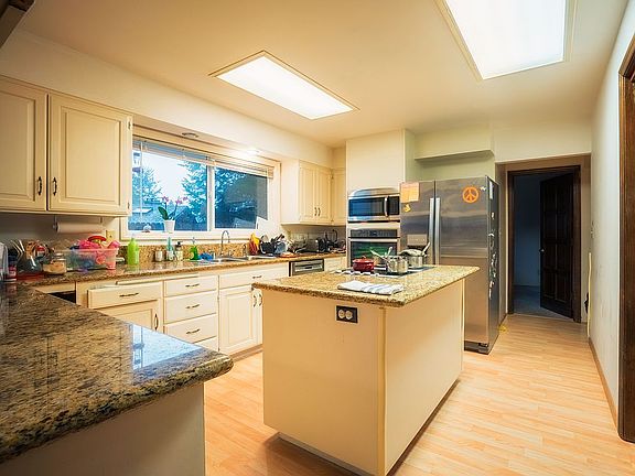 3rd image of 519 NE 20th Pl