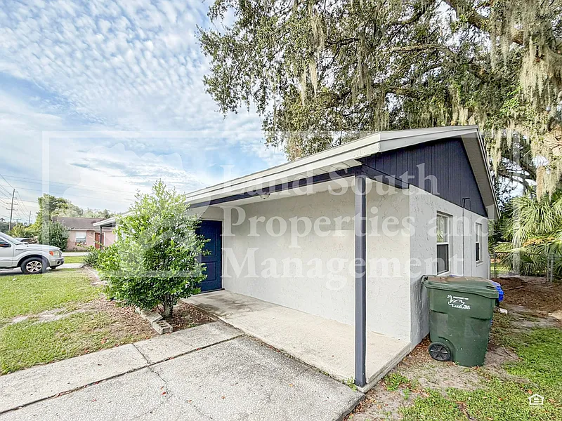 2 bed, 1.0 bath, 905 sqft, $1,325 — Photo 2