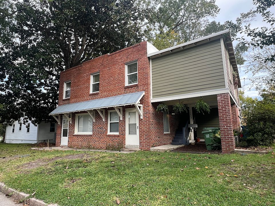 Street side view of duplex. Bottom unit A is available for rent, and is entire floor.