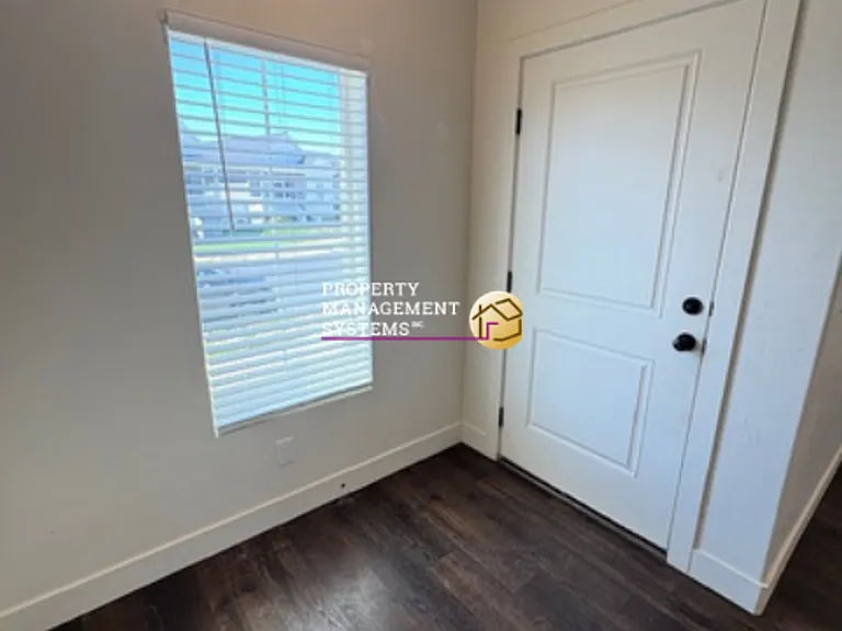 1909 E Magnolia Cir — Photo 2