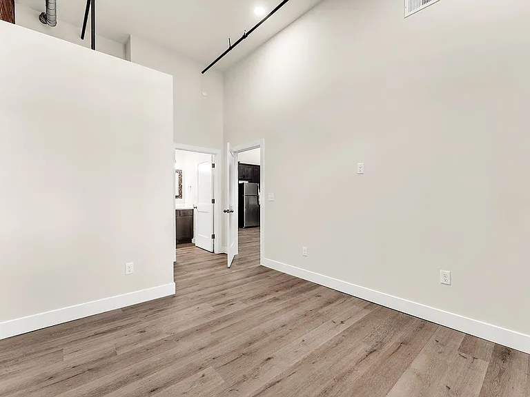 235 N Market Ave — Photo 38