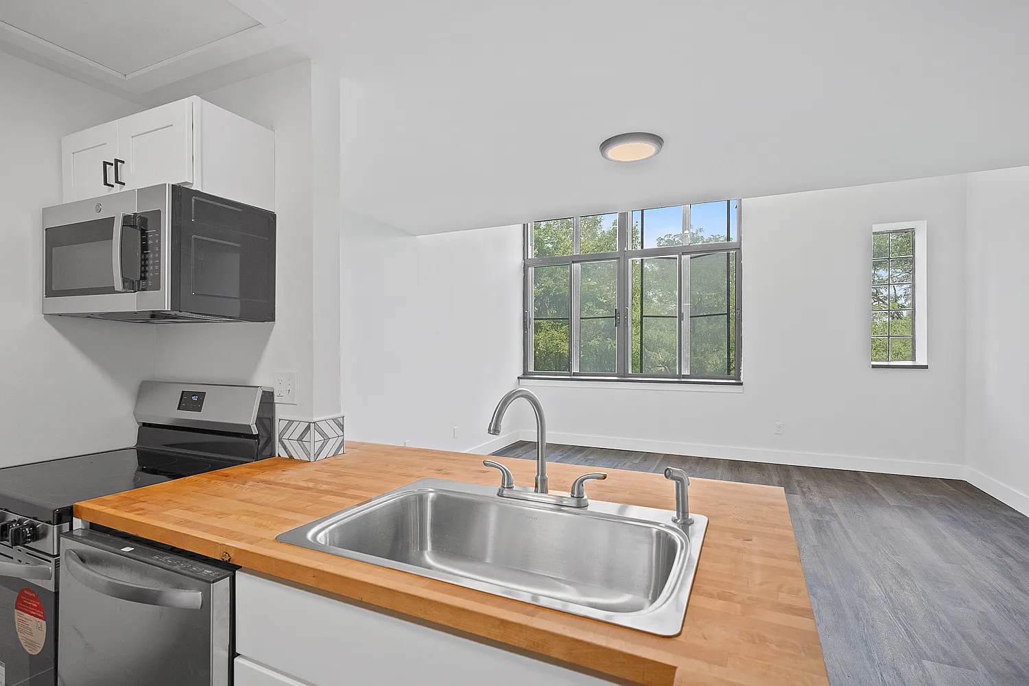 Parkway Apartments — Photo 1