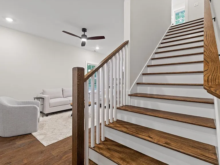 2119 Oak St — Photo 16