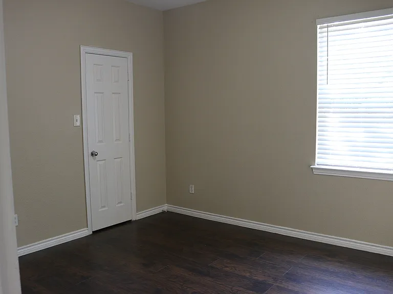 327 Regency Dr — Photo 14