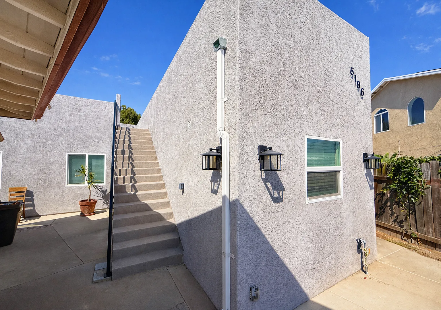 4BD/2BA on East Falls! Rooftop Deck! Amazing Views! — Photo 3