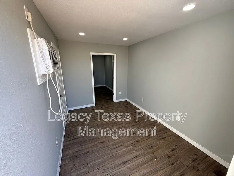 Studio, $1,300 — Photo 2