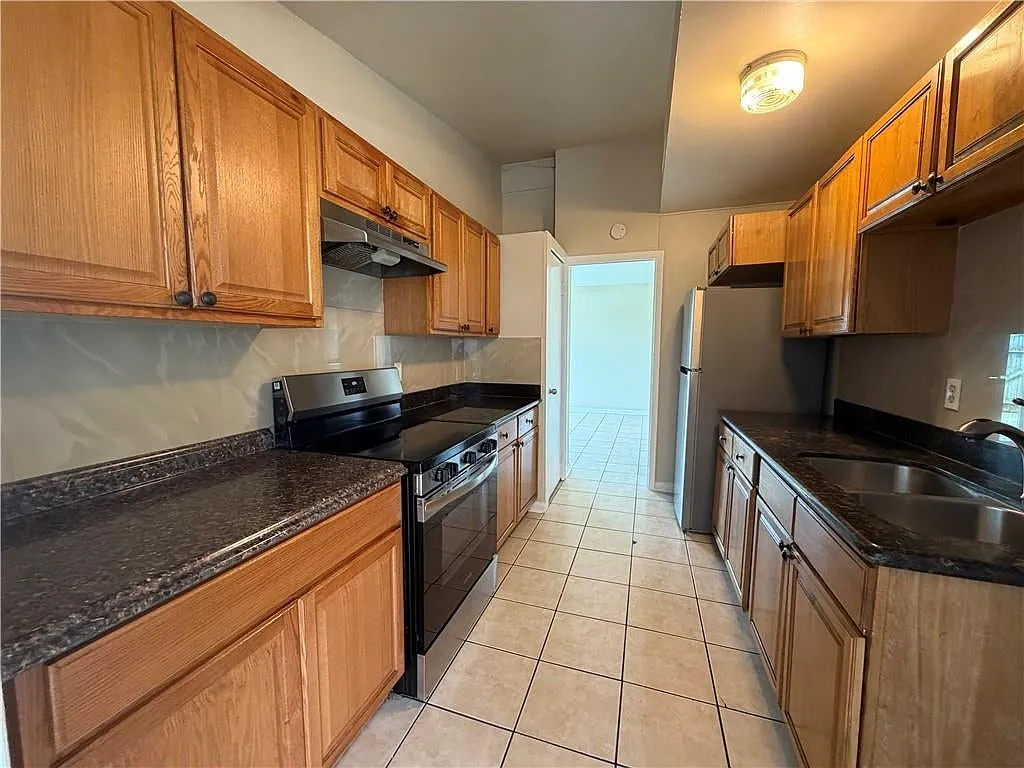 3 bed, 1.5 bath, 1004 sqft, $1,700 — Photo 4
