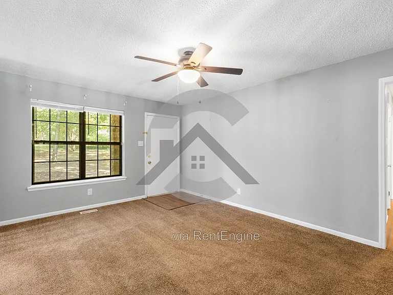 108 Robin Ln — Photo 3