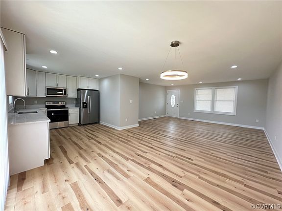 5th image of 842 Royal Way