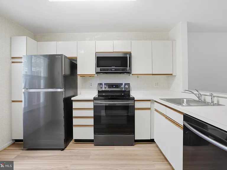 2844 Yarling Ct — Photo 4