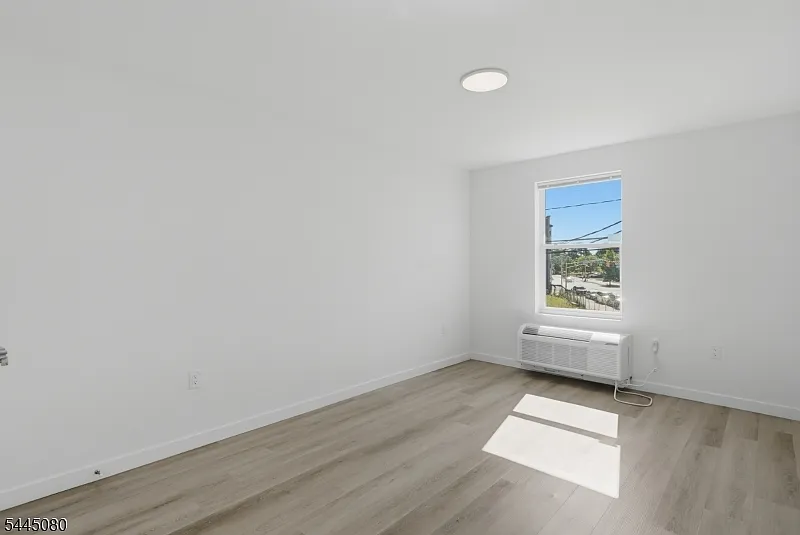 2 bed, 1.0 bath, 850 sqft, $2,325 — Photo 3