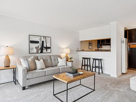 5th image of 367 Eden Roc Drive