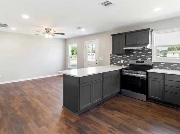 202 Montgomery St, Navasota, TX 77868