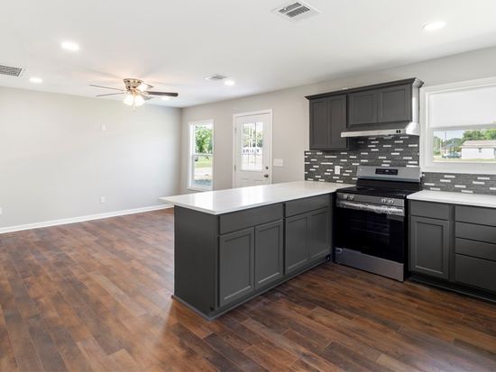 202 Montgomery St, Navasota, TX 77868