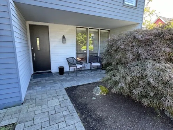 9825 NE 5th St, Bellevue, WA 98004