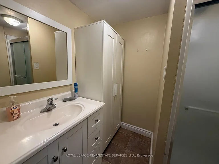 100 Essa Rd #UPPER LEVEL — Photo 20