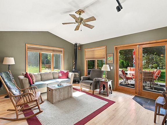 4th image of 10 Apple Hill Cir