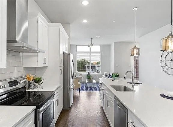 3rd image of 2524 Vintage Place Cir