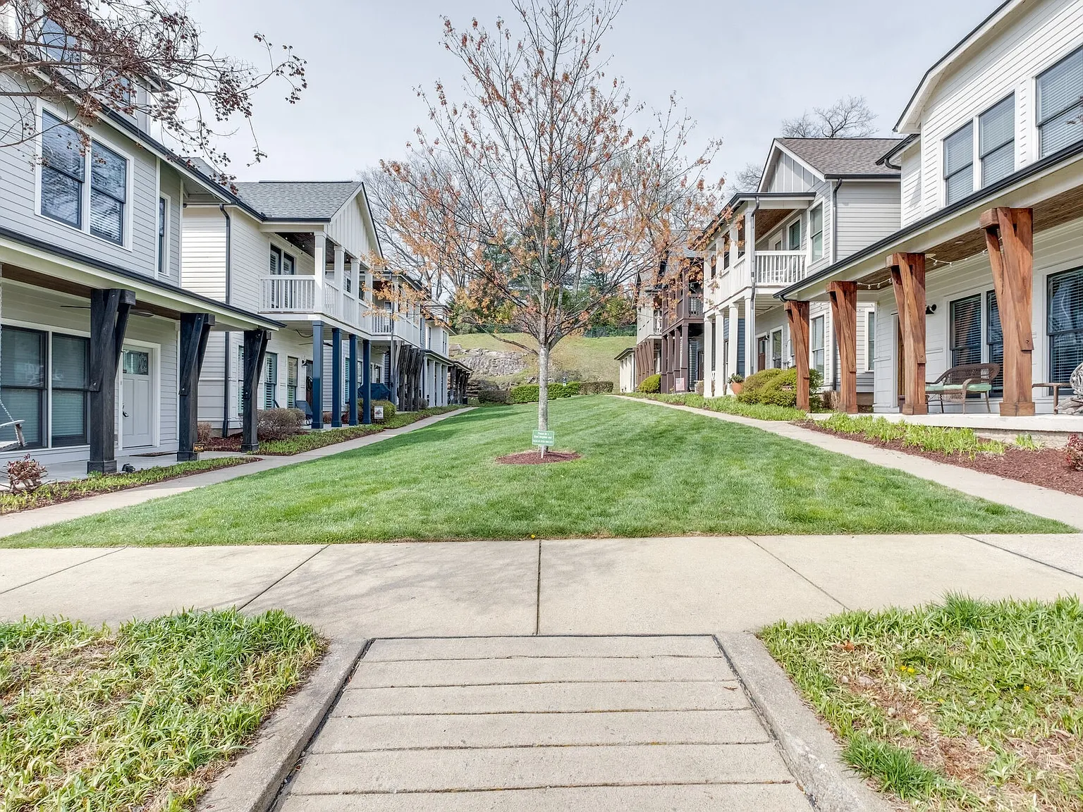 3 bed, 2.5 bath, 1404 sqft, $3,550 — Photo 3