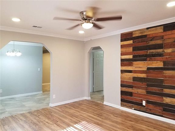 4th image of 501 W Beddell St