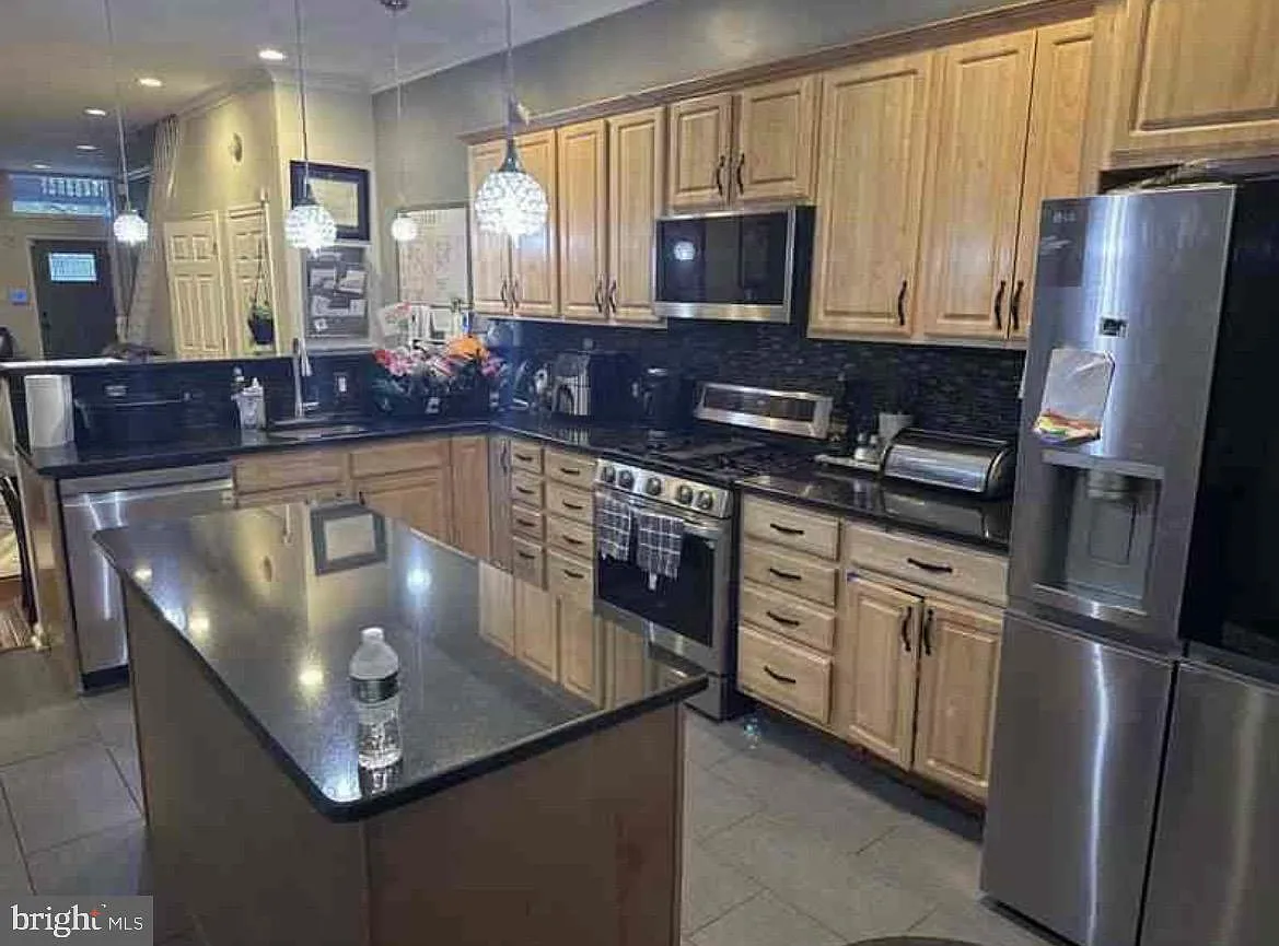 4 bed, 1.5 bath, 1800 sqft, $2,500 — Photo 4