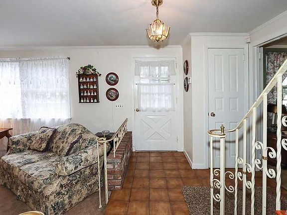 4th image of 245 Waverly Ave
