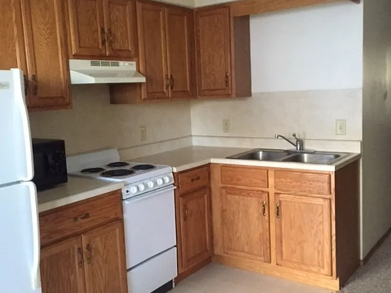 406 E Elm St — Photo 2