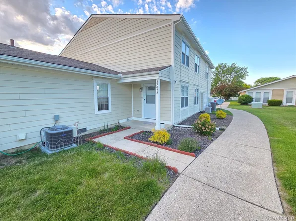 39845 Village Wood Ln #379, Novi, MI 48375