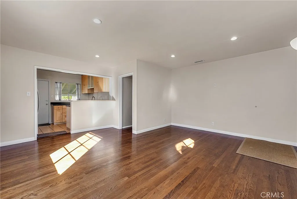 2 bed, 783 sqft, $3,300 — Photo 3