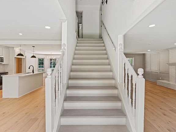3rd image of 873 Hickory Oaks Cir